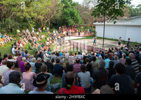 Auroville, India - 5 dicembre 2021: Riunione generale a Kalabhumi il giorno dopo l'intervento forzato di escavatori JCB nella foresta di Bliss, per tagliare Foto Stock