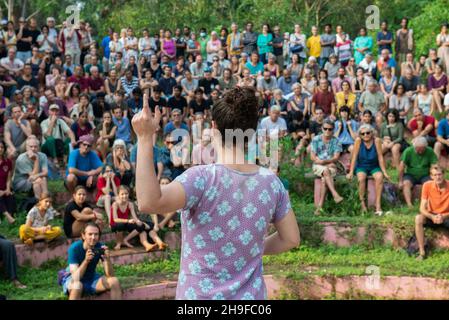 Auroville, India - 5 dicembre 2021: Riunione generale a Kalabhumi il giorno dopo l'intervento forzato di escavatori JCB nella foresta di Bliss, per tagliare Foto Stock