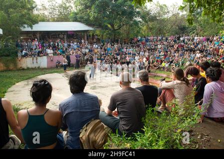 Auroville, India - 5 dicembre 2021: Riunione generale a Kalabhumi il giorno dopo l'intervento forzato di escavatori JCB nella foresta di Bliss, per tagliare Foto Stock