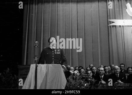 Warszawa, 1948-01-17. Obchody trzeciej rocznicy wyzwolenia Warszawy. Uroczyste posiedzenie Sto³ecznej Rady Narodowej w sali Teatru Polskiego. NZ. Przemawia gen. Eugeniusz Kuszko. bb/MGS PAP Varsavia, 17 gennaio 1948. Il 3° anniversario della liberazione di Varsavia. Una seduta speciale del Consiglio Nazionale di Varsavia al Teatro Polski. Foto: Generale Eugeniusz Kuszko parlante. bb/MGS PAP Foto Stock