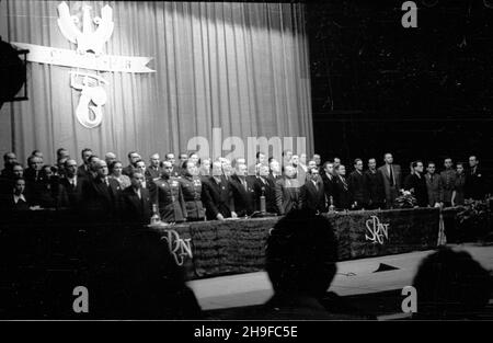 Warszawa, 1948-01-17. Obchody trzeciej rocznicy wyzwolenia Warszawy. Uroczyste posiedzenie Sto³ecznej Rady Narodowej w sali Teatru Polskiego. NZ. Prezidio obrad. bb/mgs PAP Varsavia, 17 gennaio 1948. Il 3° anniversario della liberazione di Varsavia. Una seduta speciale del Consiglio Nazionale di Varsavia al Teatro Polski. Nella foto: Il Presidente dei dibattiti. bb/MGS PAP Foto Stock