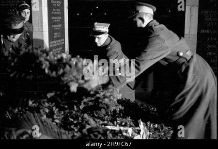 Warszawa, 1948-01-17. Obchody trzeciej rocznicy wyzwolenia Warszawy. Plac Zwyciêstwa. Uroczyste sk³adanie wieñców na Grobie Nieznanego ¯o³nierza. NZ. Przedstawiciele Wojska Polskiego. bb/mgs PAP Varsavia, 17 gennaio 1948. Il 3° anniversario della liberazione di Varsavia. Piazza Zwyciestwa. Corona che posa sulla tomba del Milite Ignoto. Nella foto: Rappresentanti dell'Esercito Polacco. bb/MGS PAP Foto Stock