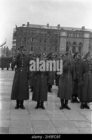 Warszawa, 1948-01-17. Obchody trzeciej rocznicy wyzwolenia Warszawy. Plac Zwyciêstwa. NZ. Oficerowie prezentuj¹cy broñ przed Prezydentem RP. bb/mgs PAP Varsavia, 17 gennaio 1948. Il 3° anniversario della liberazione di Varsavia. Piazza Zwyciestwa. Nella foto: Ufficiali che presentano le armi davanti al presidente della Polonia. bb/MGS PAP Foto Stock