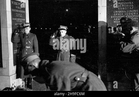 Warszawa, 1948-01-17. Obchody trzeciej rocznicy wyzwolenia Warszawy. Plac Zwyciêstwa. Uroczyste sk³adanie wieñców na Grobie Nieznanego ¯o³nierza. NZ. Przedstawiciele Wojska Polskiego. bb/mgs PAP Varsavia, 17 gennaio 1948. Il 3° anniversario della liberazione di Varsavia. Piazza Zwyciestwa. Corona che posa sulla tomba del Milite Ignoto. Nella foto: Rappresentanti dell'Esercito Polacco. bb/MGS PAP Foto Stock