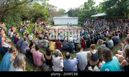 Auroville, India - 5 dicembre 2021: Riunione generale a Kalabhumi il giorno dopo l'intervento forzato di escavatori JCB nella foresta di Bliss, per tagliare Foto Stock