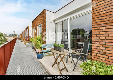 Elegante balcone con fiori che collega tutti gli appartamenti Foto Stock