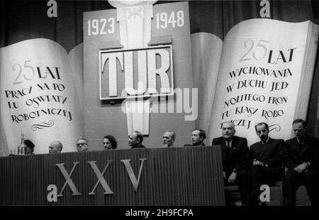 Warszawa, 1948-01-25. 25 lecie dzia³alnoœci Towarzystwa Unwersytetu Robotniczego. Uroczysta akademia w Teatrze Polskim. NZ. w prezydium m.in. ministro sprawiedliwoœci Henryk Œwi¹tkowski (2L), ambasador Zwi¹zku Radzieckiego Wiktor Lebiediew (3L), pose³ W³odzimierz Sokorski (5L). bb/MGS PAP Varsavia, 25 gennaio 1948. Il 25° anniversario della Worker University Society. Un'accademia al Teatro Polacco. Nella foto: Nel comitato direttivo del ministro della Giustizia Henryk Swiatkowski (2° a sinistra), l'ambasciatore dell'Unione Sovietica Viktor Lebedev (3° a sinistra), MP Wlodzimierz Sokorski (5° a sinistra). bb/MGS PAP Foto Stock