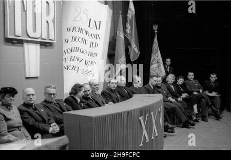 Warszawa, 1948-01-25. 25 lecie dzia³alnoœci Towarzystwa Unwersytetu Robotniczego. Uroczysta akademia w Teatrze Polskim. NZ. w prezydium m.in. ministro sprawiedliwoœci Henryk Œwi¹tkowski (2L), ambasador Zwi¹zku Radzieckiego Wiktor Lebiediew (3L), pose³ W³odzimierz Sokorski (5L). bb/MGS PAP Varsavia, 25 gennaio 1948. Il 25° anniversario della Worker University Society. Un'accademia al Teatro Polacco. Nella foto: Nel comitato direttivo del ministro della Giustizia Henryk Swiatkowski (2° a sinistra), l'ambasciatore dell'Unione Sovietica Viktor Lebedev (3° a sinistra), MP Wlodzimierz Sokorski (5° a sinistra). bb/MGS PAP Foto Stock