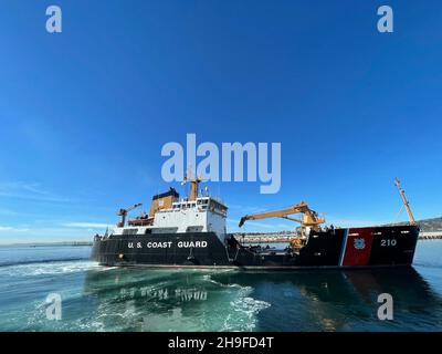 Una vista del Cutter Cypress della Guardia Costiera è raffigurata mentre l'equipaggio della nave transita da Los Angeles, California, al nuovo homeport della nave a Kodiak, Alaska, 12 novembre 2021. L'equipaggio di Cypress ha transitato per oltre 7,600 miglia nautiche a sud lungo la costa orientale degli Stati Uniti attraverso il Caribbean e il canale di Panama, e a nord lungo la costa occidentale degli Stati Uniti attraverso il passaggio interno dell'Alaska e verso il nuovo homeport della nave. Foto della Guardia Costiera degli Stati Uniti di Petty Officer 1st Class Amanda Harris. Foto Stock