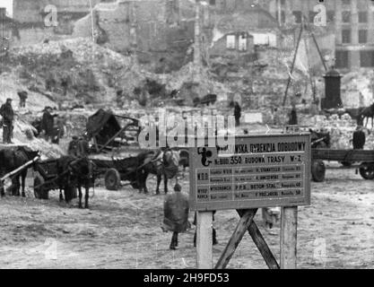 Warszawa, 1948-02. Budowa trasy W-Z (trasy Wschód-Zachód). po/gr PAP Dok³adny dzieñ wydarzenia nieustalony. Varsavia, 1948 febbraio. Costruzione del percorso W-Z (Est-Ovest). po/gr PAP Foto Stock