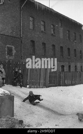 Katowice, 1948-02. Tradycyjny XIX-wieczny budynek mieszkalny dla górników, tzw. Familok. Domy takie pozbawione by³y kanalizacji, posiada³y za to wspólny wodoci¹g, co wyró¿nia³o je na tle innych kamienic czynszowych. po/gr PAP Dok³adny dzieñ wydarzenia nieustalony. Katowice, febbraio 1948. Le case tradizionali del 19 ° secolo per i minatori. Le case erano prive di sistemi di sudorazione, ma avevano un sistema di approvvigionamento idrico comune che le differiva dalle case di abitazione. po/gr PAP Foto Stock