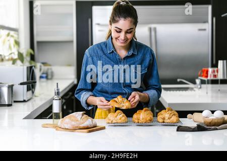 Giovane donna latina al forno croissant ingredienti in cucina in Messico America Latina Foto Stock