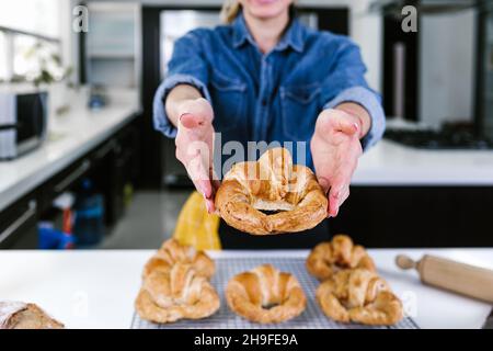 Giovane donna latina al forno croissant ingredienti in cucina in Messico America Latina Foto Stock