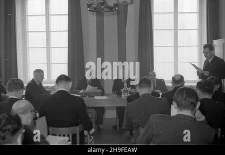 Warszawa, 1948-02-01. Plenarne posiedzenie polsko-czechos³owackiej Komisji Naukowo-Technicznej w siedzibie Polskiego Komitetu Normalizacyjnego. NZ. Za sto³em prezydialnym widoczni m.in. Prezes czechos³owackiego Pañstwowego Urzêdu Planowania prof. Karol Maiwald (2L) i przewodnicz¹cy delegacji polskiej prof. Wojciech Œwiêtos³awski (3L). po/mgs PAP Varsavia, 1 febbraio 1948. La riunione plenaria della Commissione scientifica e tecnologica polacco-cecoslovacca presso la sede del Comitato di normalizzazione polacco. Nella foto: Al tavolo del presidio, il capo dell'Ufficio di pianificazione dello Stato Cecoslovacco professano Foto Stock