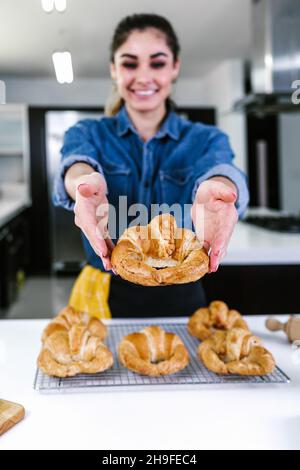 Giovane donna latina al forno croissant ingredienti in cucina in Messico America Latina Foto Stock