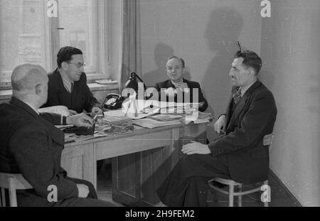 Warszawa, 1948-02. Na zaprotzenie ministra kultury i sztuki stolicê odwiedzi³ przodownik pracy, górnik kopalni Jadwiga, Wincenty Pstrowski. NZ. Pstrowski (P) podczas rozmów z dziennikarzami w jednej z redakcji. po/gr PAP Dok³adny dzieñ wydarzenia nieustalony. Varsavia, 1948 febbraio. Su invito del Ministro della Cultura e delle Arti il minatore più efficiente Wincenty Pstrowski della miniera di carbone duro di Jadwiga ha visitato Varsavia. Nella foto: Pstrowski (da destra) in un incontro con la redazione di uno dei giornali. po/gr PAP Foto Stock