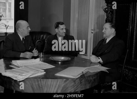 Warszawa, 1948-02. Na zaprotzenie ministra kultury i sztuki stolicê odwiedzi³ przodownik pracy, górnik kopalni Jadwiga, Wincenty Pstrowski. NZ. Pstrowski (C) podczas rozmów z urzêdnikami Ministerstwa Kultury i Sztuki. po/gr PAP Dok³adny dzieñ wydarzenia nieustalony. Varsavia, 1948 febbraio. Su invito del Ministro della Cultura e delle Arti il minatore più efficiente Wincenty Pstrowski della miniera di carbone duro di Jadwiga ha visitato Varsavia. Nella foto: Pstrowski (al centro) in colloqui con i funzionari del Ministero della Cultura e delle Arti. po/gr PAP Foto Stock