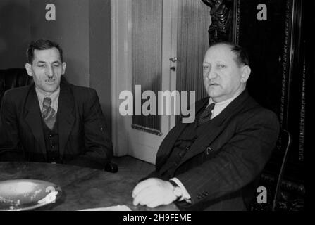 Warszawa, 1948-02. Na zaprotzenie ministra kultury i sztuki stolicê odwiedzi³ przodownik pracy, górnik kopalni Jadwiga, Wincenty Pstrowski. NZ. Pstrowski (L) podczas rozmów z urzêdnikami Ministerstwa Kultury i Sztuki. po/gr PAP Dok³adny dzieñ wydarzenia nieustalony. Varsavia, febbraio 1948. Il Ministro della Cultura e dell'Arte ha ospitato a Varsavia un minatore della miniera di Jadwiga, capo del lavoro Wincenty Pstrowski. Raffigurato tra gli altri: Pstrowski (sinistra). po/gr PAP Foto Stock