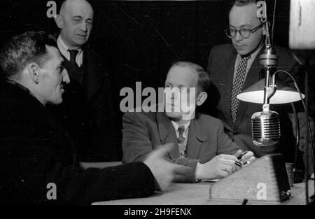 Warszawa, 1948-02. Na zaprotzenie ministra kultury i sztuki stolicê odwiedzi³ przodownik pracy, górnik kopalni Jadwiga, Wincenty Pstrowski. NZ. Pstrowski (L) zwiedza studio nagraniowe Polskiego Radia. po/gr PAP Dok³adny dzieñ wydarzenia nieustalony. Varsavia, 1948 febbraio. Su invito del Ministro della Cultura e delle Arti il minatore più efficiente Wincenty Pstrowski della miniera di carbone duro di Jadwiga ha visitato Varsavia. Nella foto: Pstrowski (da sinistra) nello studio di registrazione radio polacco. po/gr PAP Foto Stock