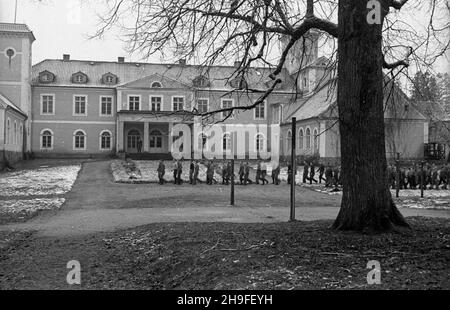 Dobrocin, 1948-02. Siedziba (od 1946 r.) Ginnazjum i Liceum Rolliczo-Hodowlanego w pa³acu z prze³omu XVII i XVIII w., w XIX w przebudowanego w stylu neorenesansowym. NZ. Uczniowie przed szko³¹. po/gr PAP Dok³adny dzieñ wydarzenia nieustalony. Dobrocin, febbraio 1948. La sede (dal 1946) della Scuola secondaria agricola e di allevamento in un palazzo costruito alla fine del XVII e XVIII secolo, nel 19 ° secolo ricostruito in stile neo-rinascimentale. Nella foto: Studenti di fronte alla scuola. po/gr PAP Foto Stock