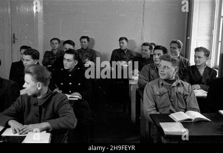 Dobrocin, 1948-02. Uczniowie Gimnazjum i Liceum Rolniczo-Hodowlanego podczas lekcji w klasie mieszcz¹cej siê w neorenesansowym pa³acu. po/gr PAP Dok³adny dzieñ wydarzenia nieustalony. Dobrocin, febbraio 1948. Studenti della Scuola secondaria agricola e di allevamento durante una lezione in una classe situata in un palazzo neo-rinascimentale. po/gr PAP Foto Stock