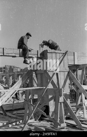 Warszawa, 1948-02. Budowa gmachu Ministerstwa Przemys³u i Handlu przy pl. Trzech Krzy¿y. Pprzy tej konstrukcji po raz pierwszy zastosowano tzw. Pustaki gruz-betonowe, wytwarzane na placu budowy wed³ug metody Przedsiêbiorstwa Buddownictha Przemys³owego z gruzu. NZ. Prace na czwartej kondygnacji budynku. uu PAP Dok³adny dzieñ wydarzenia nieustalony. Varsavia, 1948 febbraio. La costruzione dell'industria e del commercio in Piazza Trzech Krzyzy dove per la prima volta sono stati utilizzati i cosiddetti mattoni cavi in cemento macerie. I mattoni sono stati prodotti al cantiere da macerie, secondo Foto Stock