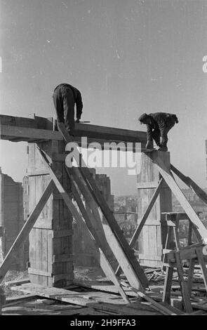 Warszawa, 1948-02. Budowa gmachu Ministerstwa Przemys³u i Handlu przy pl. Trzech Krzy¿y. Pprzy tej konstrukcji po raz pierwszy zastosowano tzw. Pustaki gruz-betonowe, wytwarzane na placu budowy wed³ug metody Przedsiêbiorstwa Buddownictha Przemys³owego z gruzu. NZ. Prace na czwartej kondygnacji budynku. uu PAP Dok³adny dzieñ wydarzenia nieustalony. Varsavia, 1948 febbraio. La costruzione dell'industria e del commercio in Piazza Trzech Krzyzy dove per la prima volta sono stati utilizzati i cosiddetti mattoni cavi in cemento macerie. I mattoni sono stati prodotti al cantiere da macerie, secondo Foto Stock