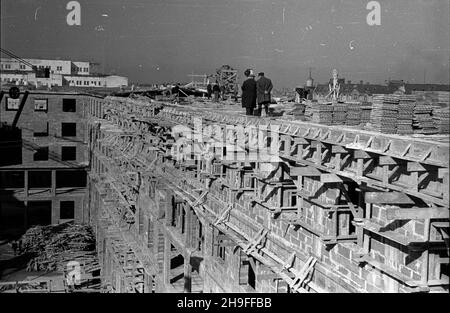 Warszawa, 1948-02. Budowa gmachu Ministerstwa Przemys³u i Handlu przy pl. Trzech Krzy¿y. Pprzy tej konstrukcji po raz pierwszy zastosowano tzw. Pustaki gruz-betonowe, wytwarzane z gruzu na placu budowy wed³ug metody Przedsiêbiorstwa Buddownictwa Przemys³owego. NZ. Prace na czwartej kondygnacji budynku. uu PAP Dok³adny dzieñ wydarzenia nieustalony. Varsavia, 1948 febbraio. La costruzione dell'industria e del commercio in Piazza Trzech Krzyzy dove per la prima volta sono stati utilizzati i cosiddetti mattoni cavi in cemento macerie. I mattoni sono stati prodotti al cantiere da macerie, secondo Foto Stock