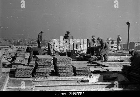 Warszawa, 1948-02. Budowa gmachu Ministerstwa Przemys³u i Handlu przy pl. Trzech Krzy¿y. Pprzy tej konstrukcji po raz pierwszy zastosowano tzw. Pustaki gruz-betonowe, wytwarzane z gruzu na placu budowy wed³ug metody Przedsiêbiorstwa Buddownictwa Przemys³owego. NZ. Prace na czwartej kondygnacji budynku. uu PAP Dok³adny dzieñ wydarzenia nieustalony. Varsavia, 1948 febbraio. La costruzione dell'industria e del commercio in Piazza Trzech Krzyzy dove per la prima volta sono stati utilizzati i cosiddetti mattoni cavi in cemento macerie. I mattoni sono stati prodotti al cantiere da macerie, secondo Foto Stock