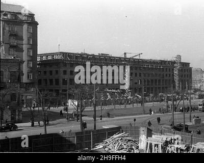 Warszawa, 1948-02. Plac Trzech Krzy¿y. Plac, z ruchem okrê¿nym po³o¿ony na Trakcie Królewskim pomiêdzy ulic¹ Nowy Œwiat i Alejami Ujazdowskimi. wedok na budowê gmachu Ministerstwa Przemys³u i Handlu. uu PAP Dok³adny dzieñ wydarzenia nieustalony. Varsavia, 1948 febbraio. La Piazza delle tre croci con movimento rotatorio, si trova sulla strada reale tra Nowy Swiat Street e Ujazdowskie Avenue. Nella foto: Vista sulla costruzione della costruzione del Ministero dell'industria e del Commercio. uu PAP Foto Stock