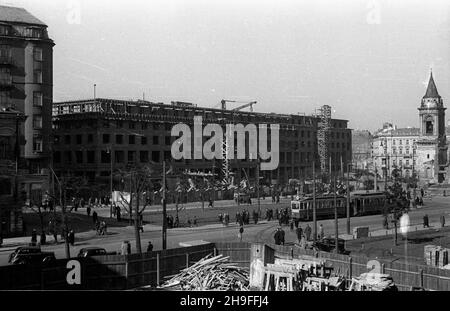 Warszawa, 1948-02. Plac Trzech Krzy¿y. Plac, z ruchem okrê¿nym po³o¿ony na Trakcie Królewskim pomiêdzy ulic¹ Nowy Œwiat i Alejami Ujazdowskimi. Centralne miejsce placu stanowi wzniesiony w latach 1818-1825, na czeœæ cara Aleksandra i, klasycystyczny koœció³ œw. Aleksandra projektu architekta Christiana Piotra Aignera. Œwi¹tynia zosta³a przebudowana w latach 1886-1895 w stylu neorenesansowym przez Józefa Piusa Dziekoñskiego. W 1944 r. koœció³ zosta³ zniszczony podczas niemieckiego bombardowania. budowê. widok na Przemys³u gmachu Ministerstwa¿i Handlu, z prawej wie œwi¹tyni a Dok³. uu PAP Foto Stock