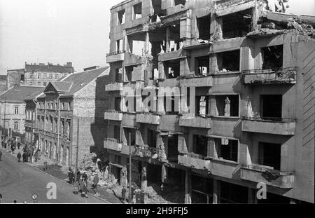 Warszawa, 1948-02. Plac Trzech Krzy¿y. Plac, z ruchem okrê¿nym po³o¿ony na Trakcie Królewskim pomiêdzy ulic¹ Nowy Œwiat i Alejami Ujazdowskimi. NZ. Zrujnowana kamienica u wylotu ulicy Wiejskiej. uu PAP Dok³adny dzieñ wydarzenia nieustalony. Varsavia, 1948 febbraio. La Piazza delle tre croci con movimento rotatorio, si trova sulla strada reale tra Nowy Swiat Street e Ujazdowskie Avenue. Nell'immagine: Una casa in rovina all'uscita di via Wiejska. PAP Foto Stock