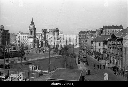 Warszawa, 1948-02. Plac Trzech Krzy¿y. Plac, z ruchem okrê¿nym po³o¿ony na Trakcie Królewskim pomiêdzy ulic¹ Nowy Œwiat i Alejami Ujazdowskimi. Centralne miejsce placu stanowi wzniesiony w latach 1818-1825, na czeœæ cara Aleksandra i, klasycystyczny koœció³ œw. Aleksandra projektu architekta Christiana Piotra Aignera. Œwi¹tynia zosta³a przebudowana w latach 1886-1895 w stylu neorenesansowym przez Józefa Piusa Dziekoñskiego. W 1944 r. koœció³ zosta³ zniszczony podczas niemieckiego bombardowania. uu PAP Dok³adny dzieñ wydarzenia nieustalony. Varsavia, 1948 febbraio. Le tre croci quadrate w Foto Stock