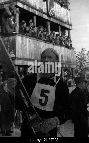 Karpacz, 1948-02. XXIII Narciarskie Mistrzostwa Polski (19-20 lutego). Zawody w skokach narcskich. bk PAP Dok³adny dzieñ wydarzenia nieustalony. Karpacz, febbraio 1948. Il 23° Campionato di Sci Polacca (9-20 febbraio). Gara di salto sci. bk PAP Foto Stock