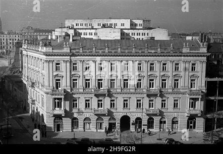 Warszawa, 1948-02. Plac Trzech Krzy¿y. Plac, z ruchem okrê¿nym po³o¿ony na Trakcie Królewskim pomiêdzy ulic¹ Nowy Œwiat i Alejami Ujazdowskimi. NZ. widok na kamienicê pod nr 18 przy pó³nocnej pierzei placu. Budynek zosta³ pierwotnie wzniesiony w latach 1884-86 dla Juliana Fuscha wed³ug projektu Józefa Hussa. W 1944 r. kamienica zosta³a spalona, po wojnie odbudowana bez naro¿nych kopu³. PAP Dok³adny dzieñ wydarzenia nieustalony. Varsavia, 1948 febbraio. La Piazza delle tre croci con movimento rotatorio, si trova sulla strada reale tra Nowy Swiat Street e Ujazdowskie Avenue. Nella figura: Vista Foto Stock