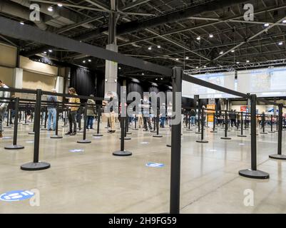 Seattle, WA USA - circa maggio 2021: Vista di linee separate per le persone a fare la fila per gli screening sulla salute prima di ottenere il vaccino covid 19. Foto Stock