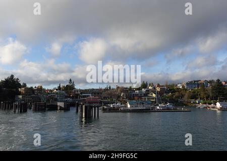 Friday Harbor, WA USA - circa Novembre 2021: Vista dello splendido Friday Harbor da un traghetto dello stato di Washington in una giornata soleggiata e nuvolosa Foto Stock