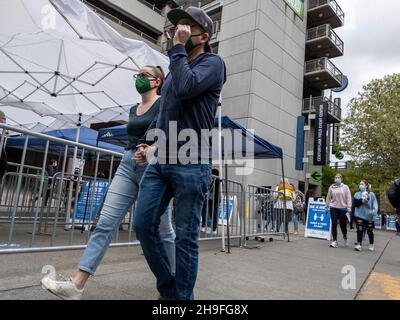 Seattle, WA USA - circa maggio 2021: Vista di linee separate per le persone a fare la fila per gli screening sulla salute prima di ottenere il vaccino covid 19. Foto Stock