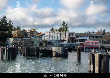 Friday Harbor, WA USA - circa Novembre 2021: Vista dello splendido Friday Harbor da un traghetto dello stato di Washington in una giornata soleggiata e nuvolosa Foto Stock