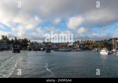 Friday Harbor, WA USA - circa Novembre 2021: Vista dello splendido Friday Harbor da un traghetto dello stato di Washington in una giornata soleggiata e nuvolosa Foto Stock