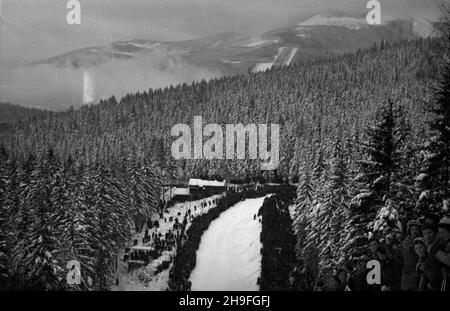 Karpacz, 1948-02. XXIII Narciarskie Mistrzostwa Polski (19-20 lutego). NZ. widok ze szczytu skoczni narcskiej na Œnie¿Kê. bk PAP Dok³adny dzieñ wydarzenia nieustalony. Karpacz, febbraio 1948. Il 23° Campionato di Sci Polacca (9-20 febbraio). Nella foto: Una vista di Sniezka da un salto sci. bk PAP Foto Stock