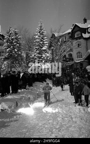 Karpacz, 1948-02. XXIII Narciarskie Mistrzostwa Polski (19-20 lutego). Zawodnicy na mecie biegu na 18 km. bk PAP Dok³adny dzieñ wydarzenia nieustalony. Karpacz, febbraio 1948. Il 23° Campionato di Sci Polacca (9-20 febbraio). Nella foto: Il traguardo di una gara di 18 km. bk PAP Foto Stock