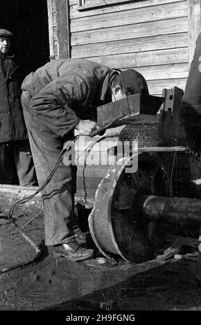 Warszawa, 1948-02. Budowa Trasy W-Z (Trasy Wschód-Zachód). NZ. Spawacz naprawiajacy jedn¹ z tzw. Kopaczek parowych pracuj¹cych na budovie. uu PAP Dok³adny dzieñ wydarzenia nieustalony. Varsavia, 1948 febbraio. La costruzione del percorso est-ovest (W-Z). In figura: Una saldatrice che ripara uno degli escavatori a vapore utilizzati nel cantiere. uu PAP Foto Stock