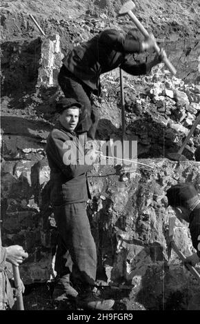 Warszawa, 1948-02. Budowa Trasy Wschód-Zachód. Prace przy rozbiórce wiaduktu Pancera, ³¹cz¹cego stare Miasto z dawnym mostem Kierbedzia. NZ. Robotnicy pracuj¹cy przy usuwaniu gruzu. uu PAP Dok³adny dzieñ wydarzenia nieustalony. Varsavia, 1948 febbraio. Costruzione del percorso W-Z (est-ovest). La demolizione del cavalcavia Pancera che collega la Città Vecchia con l'ex ponte di Kierbedzia. In figura: Lavoratori che rimuovono le macerie. uu PAP Foto Stock