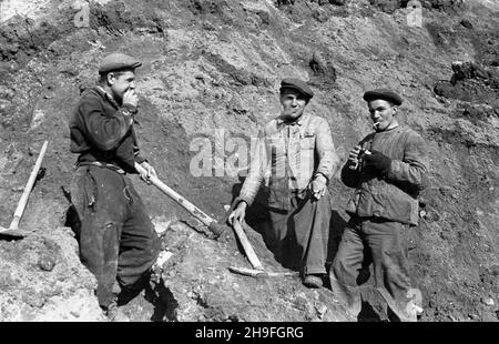 Warszawa, 1948-02. Budowa Trasy Wschód-Zachód. Prace przy rozbiórce wiaduktu Pancera, ³¹cz¹cego stare Miasto z dawnym mostem Kierbedzia. uu PAP Dok³adny dzieñ wydarzenia nieustalony. Varsavia, 1948 febbraio. Costruzione del percorso W-Z (est-ovest). La demolizione del cavalcavia Pancera che collega la Città Vecchia con l'ex ponte di Kierbedzia. uu PAP Foto Stock