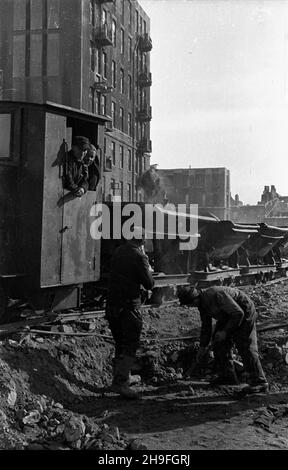 Warszawa, 1948-02. Budowa Trasy Wschód-Zachód. Prace przy rozbiórce wiaduktu Pancera, ³¹cz¹cego stare Miasto z dawnym mostem Kierbedzia. uu PAP Dok³adny dzieñ wydarzenia nieustalony. Varsavia, 1948 febbraio. Costruzione del percorso W-Z (est-ovest). La demolizione del cavalcavia Pancera che collega la Città Vecchia con l'ex ponte di Kierbedzia. uu PAP Foto Stock