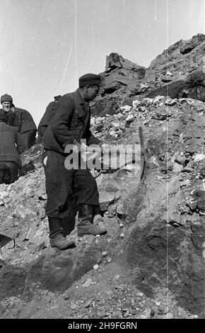 Warszawa, 1948-02. Budowa Trasy Wschód-Zachód. Prace przy rozbiórce wiaduktu Pancera, ³¹cz¹cego stare Miasto z dawnym mostem Kierbedzia. NZ. Robotnicy pracuj¹cy przy usuwaniu gruzu. uu PAP Dok³adny dzieñ wydarzenia nieustalony. Varsavia, 1948 febbraio. Costruzione del percorso W-Z (est-ovest). La demolizione del cavalcavia Pancera che collega la Città Vecchia con l'ex ponte di Kierbedzia. Nella figura:lavoratori che rimuovono le macerie. uu PAP Foto Stock