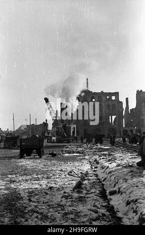 Warszawa, 1948-02. Budowa Trasy Wschód-Zachód. NZ. Prace budowlane na wysokoœci Krakowskiego Przedmieœcia. uu PAP Dok³adny dzieñ wydarzenia nieustalony. Varsavia, 1948 febbraio. La costruzione del percorso est-ovest (W-Z). Nella foto: Lavori di costruzione nei pressi di via Krakowskie Przedmiescie. uu PAP Foto Stock