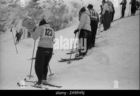 Zakopane, 1948-02-02. Mistrzostwa Polski Juniorów w konkurencjach narcskich. W najwiêkszej po wojnie imprezie sportowej uczestniczy³o ponad 650 zawodników. PAP. Slalom. NZ. po/gr Zakopane, 2 febbraio 1948. Campionati polacchi junior in eventi sciistici. Il più grande evento sportivo dopo la guerra ha attirato oltre 650 concorrenti. Nella foto: Slalom. po/gr PAP Foto Stock