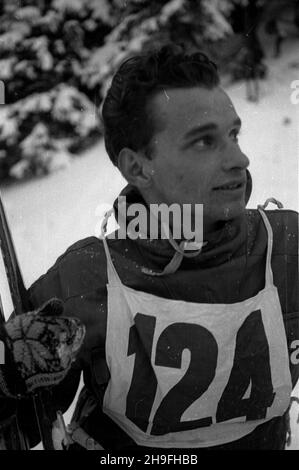 Zakopane, 1948-02-02. Mistrzostwa Polski Juniorów w konkurencjach narcskich. W najwiêkszej po wojnie imprezie sportowej uczestniczy³o ponad 650 zawodników. Zawodnik. po/gr PAP Zakopane, 2 febbraio 1948. Campionati polacchi junior in eventi sciistici. Il più grande evento sportivo dopo la guerra ha attirato oltre 650 concorrenti. Nella foto: Un concorrente. po/gr PAP Foto Stock